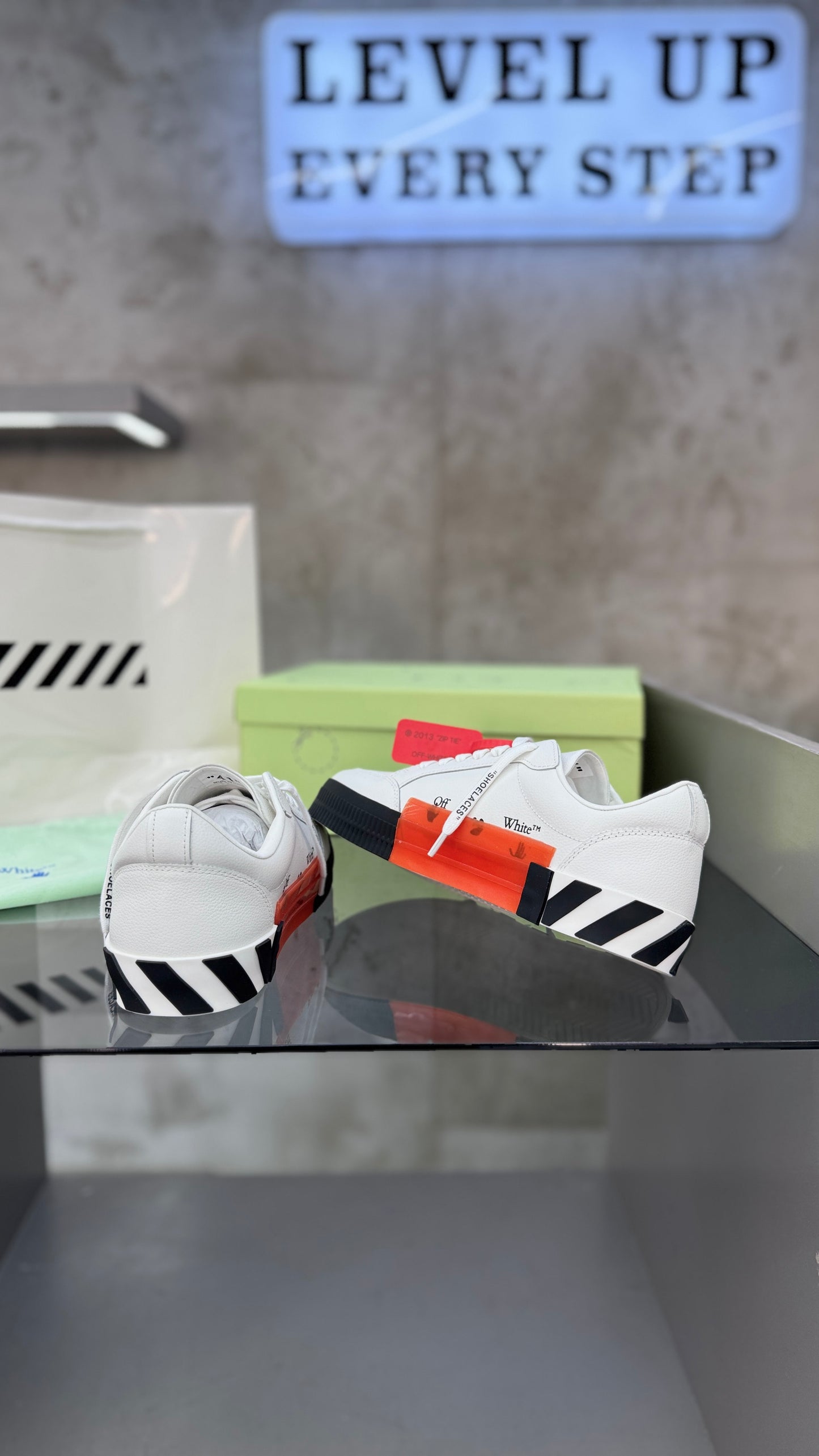 OFF WHITE