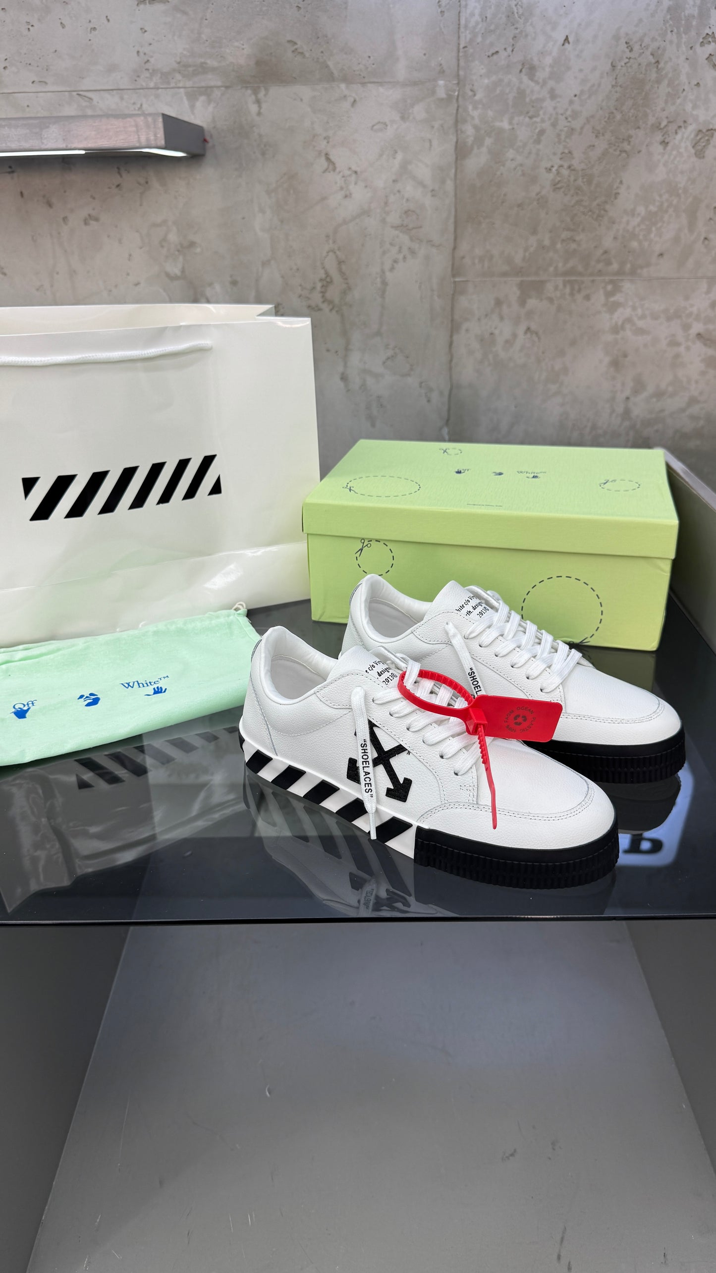 OFF WHITE